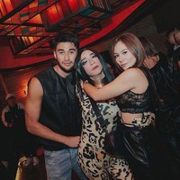 Wulan Guritno pun tampak hadir bersama pacar barunya, Sabda Ahessa. Dalam foto ini Wulan dan Sabda terlihat berpose bersama Aming. Foto: Instagram