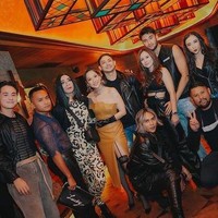 Dari antara para tamu undangan yang hadir, yang cukup mencuri perhatian adalah Wulan Guritno dan pacar barunya, Sabda Ahessa. Saat berfoto bersama, Wulan dan Sabda terlihat begitu kompak dan mesra. Foto: Instagram