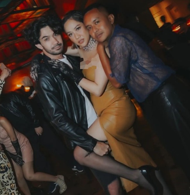 BCL tampil menawan dengan mengenakan dress berwarna coklat kekuningan. Penampilannya itu dilengkapi dengan stocking, sarung tangan, dan heels berwarna hitam. Foto: Instagram