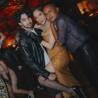 BCL tampil menawan dengan mengenakan dress berwarna coklat kekuningan. Penampilannya itu dilengkapi dengan stocking, sarung tangan, dan heels berwarna hitam. Foto: Instagram