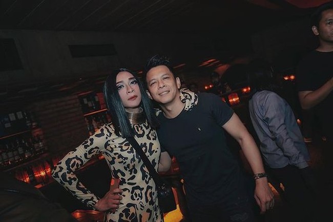 Ariel Noah pun terlihat menghadiri acara perayaan ulang tahun sahabatnya itu. Ariel tampil simpel dengan hanya mengenakan kaos hitam dan celana jeans. Foto: Instagram