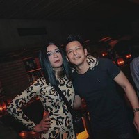 Ariel Noah pun terlihat menghadiri acara perayaan ulang tahun sahabatnya itu. Ariel tampil simpel dengan hanya mengenakan kaos hitam dan celana jeans. Foto: Instagram