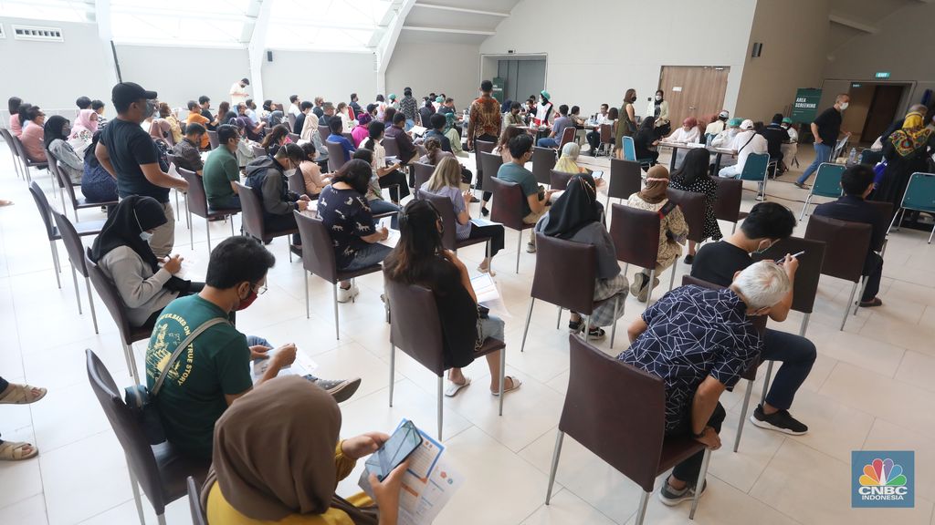 Peserta mengikuti vaksinasi booster COVID-19 di Sentra Vaksinasi Booster, Pondok Indah Mall 3, Jakarta, Rabu (23/3/2022). Pemerintah Provinsi DKI Jakarta terus menggenjot program vaksinasi terutama booster. (CNBC Indonesia/ Andrean Kristianto)