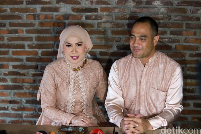 Venna Melinda Venna Melinda dan Ferry Irawan saat ditemui di kawasan Ciputat.