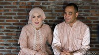 Venna Melinda dan Ferry Irawan saat ditemui dikawasan Ciputat, Tangerang Selatan pada Rabu (23/3). Pool/Palevi S/detikFoto