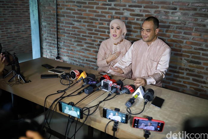 Venna Melinda Venna Melinda dan Ferry Irawan saat ditemui di kawasan Ciputat.
