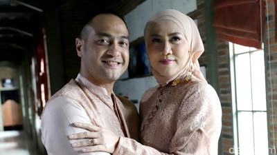 Pose Mesra Ferry Irawan dan Venna Melinda yang Merasa Jadi Gendut