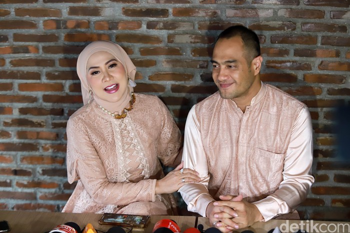 Venna Melinda Venna Melinda dan Ferry Irawan saat ditemui di kawasan Ciputat.