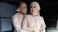 Pasangan artis senior tersebut memang telah menjadi sorotan sejak awal mereka mengumumkan untuk bersama. Pool/Palevi S/detikFoto