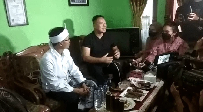 Vicky Prasetyo saat bertemu Cucu Mak Erot.