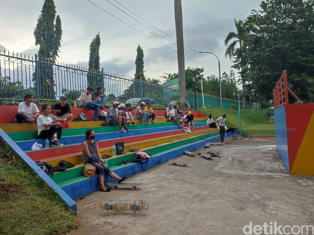 Warga Kabupaten Bogor mengaku senang karena taman yang ditutup sejak pandemi COVID-19 kembali dibuka. Hal sama dirasakan para pemain skateboard (skater boy). (Rizky AM/detikcom)