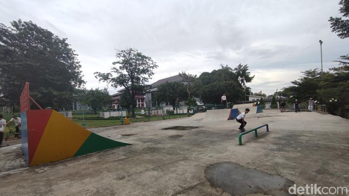 Warga Kabupaten Bogor mengaku senang karena taman yang ditutup sejak pandemi COVID-19 kembali dibuka. Hal sama dirasakan para pemain skateboard (skater boy). (Rizky AM/detikcom)