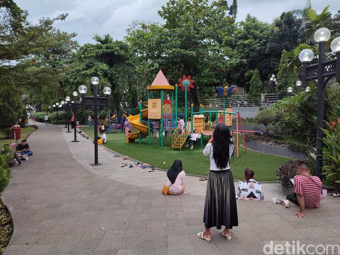 Warga Kabupaten Bogor mengaku senang karena taman yang ditutup sejak pandemi COVID-19 kembali dibuka. Hal sama dirasakan para pemain skateboard (skater boy). (Rizky AM/detikcom)