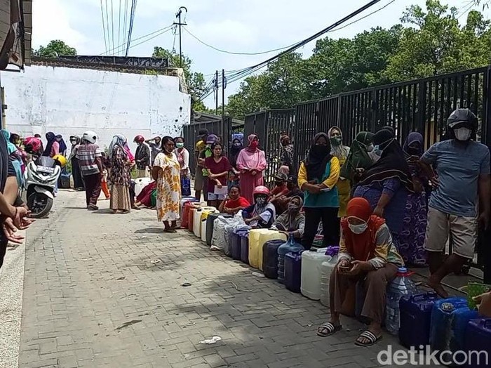 Warga Kabupaten Rembang, Jawa Tengah mengantre beli minyak goreng curah di salah satu toko di Jalan Surabaya-Lasem, Rabu (23/3/2022).