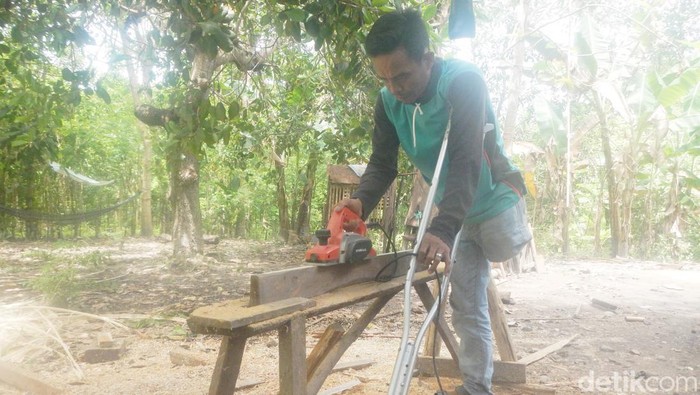 Warga Polman, Sulbar Hasan (41) masih ulet bekerja meski dengan keterbatasan fisik.