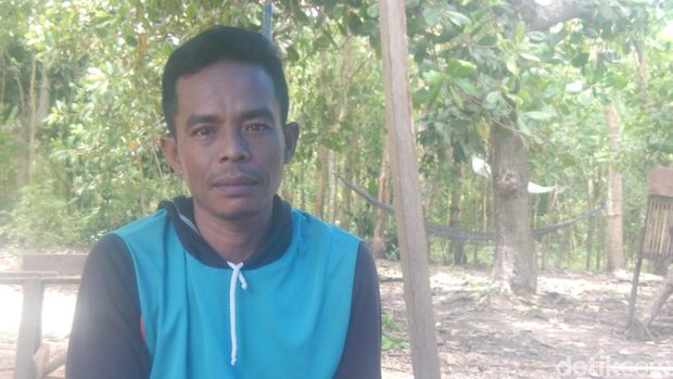 Warga Polman, Sulbar Hasan (41) masih ulet bekerja meski dengan keterbatasan fisik.