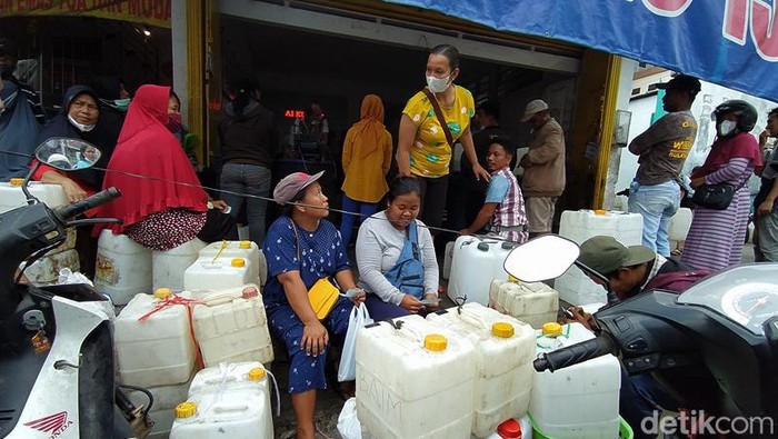 Warga rela antre untuk mendapatkan minyak goreng curah di kawasan Muntilan, Kabupaten Magelang, Rabu (23/3/2022).