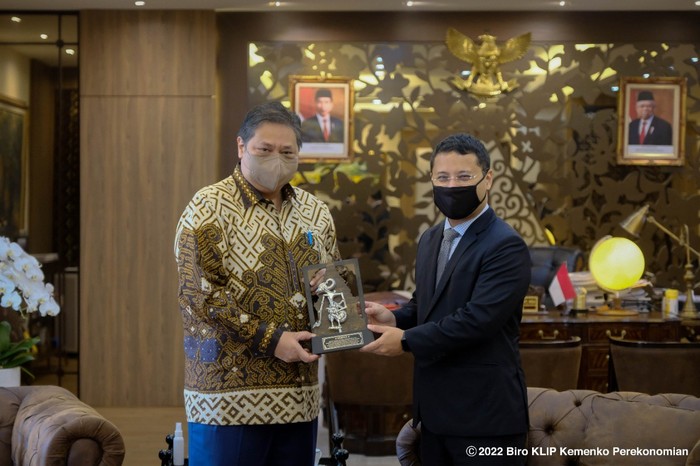Airlangga dan Menteri Pembangunan Singapura