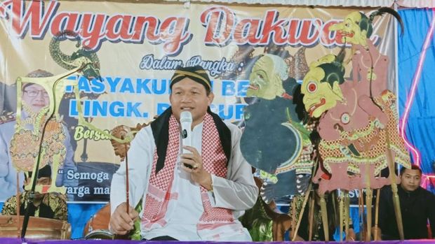 AKP Tri Harni Sugono Kapolsek Bayat yang lebih dikenal sebagai dalang dan dai, Dia sering disebut dalang polisi.