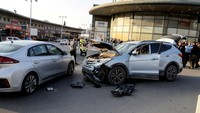 Organisasi respons medis Magen David Adom (MDA) mengatakan ada seorang pria berusia 60 tahun yang mengendarai sepeda ditabrak oleh kendaraan yang diduga mobil penyerang yang sama dan dibiarkan dalam kondisi kritis. REUTERS/Dudu Grunshpan   