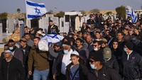 Para korban yang tewas akhirnya dimakamkan di Beersheba, Israel Selatan. AP Photo/Tsafrir Abayov  