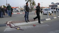 Polisi mengatakan penyerang tiba di sebuah pompa bensin di kota selatan Beersheba sekitar pukul 16.00 waktu setempat dan menikam seorang wanita. AP Photo/Tsafrir Abayov  