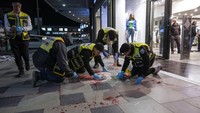 Tersangka yang sama kemudian diduga meninggalkan mobilnya dan menikam wanita lain. Seorang juru bicara MDA mengatakan ada tiga orang tewas dalam peristiwa itu dan beberapa lainnya dirawat karena luka di rumah sakit setempat. AP Photo/Tsafrir Abayov  