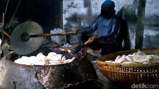 Aktivitas di salah satu rumah produksi kerupuk di Kelurahan Kalibaros, Pekalongan Timur, Kota Pekalongan, Kamis (24/3/2022).