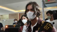 Alffy Rev diduga menerima aliran dana dari Doni Salmanan. Kala itu Alffy Rev mengerjakan proyek video HUT RI pada 2021 berjudul Wonderland Indonesia. Doni Salmanan disebut sebagai sponsor dan produser eksekutif dalam video tersebut. Foto: Alffy Rev (Adhyasta-detikcom)