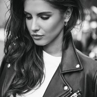 Dikatakan jika belakangan kekayaan orang-orang elit menjadi isu sensitif di Ukraina. Dikhawatirkan para pengusaha berniat untuk melarikan uang saat nasib negara bergantung pada mereka. Karena itu, kini diadakan investigasi kepada para penjaga perbatasan agar tidak menutup mata soal uang yang dilarikan ke luar negeri.Foto: Facebook Anastasia Kotvitska