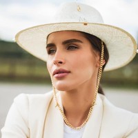 Seorang istri pengusaha diketahui berusaha keluar dari Ukraina ke Uni Eropa lewat perbatasan pengungsi. Yang membuat beritanya jadi heboh, wanita tersebut disebut membawa serta sejumlah uang tunai. Tak main-main jumlahnya sampai ratusan miliar rupiah.Foto: Facebook Anastasia Kotvitska