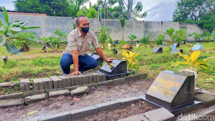 Anggota Satintelkam Polresta Gresik Aiptu Mujiwanto ini rela mengurus kematian warga di lingkungan tempat tinggalnya.