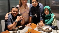 Momen Angie bersama keluarga juga pernah dibagikan olehnya. Saat itu, ia mengajak orang tua dan adiknya makan di restoran. Foto: Instagram @nonangie