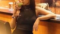 Tak hanya cantik, tapi Angie Ang juga dikenal seksi. Salah satu pose seksinya saat menikmati minuman juga pernah dibagikan. Foto: Instagram @nonangie