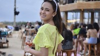 Banyak momen Angie Ang mengunjungi Bali diunggah ke Instagram. Ia tampak senang sambil menikmati segelas minuman di beach club. Foto: Instagram @nonangie