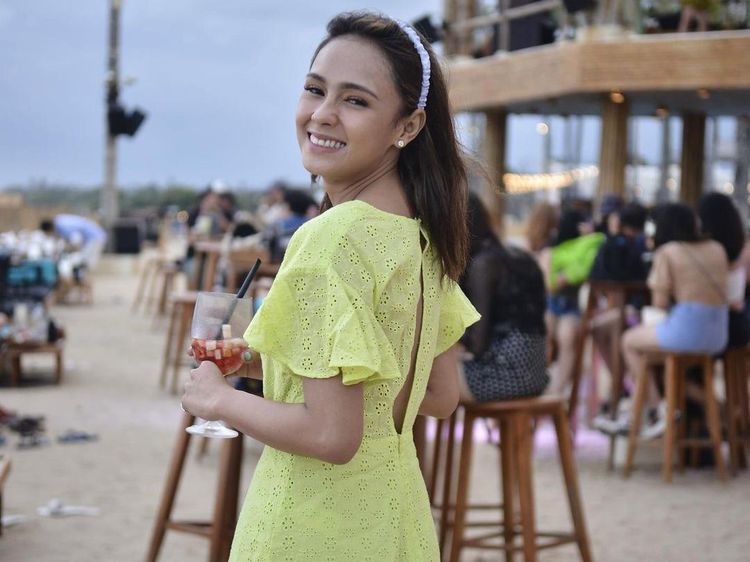 Angie Ang, Presenter Cantik MotoGP Mandalika Hobi Nongkrong di Kafe