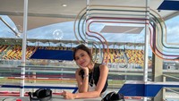 Angie Ang, presenter olahraga yang parasnya cantik ini kemarin terpilih menjadi presenter MotoGP Mandalika. Ia juga dikabarkan mendapat hadiah spesial dari Marc Marquez. Foto: Instagram @nonangie