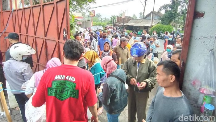 Antrean pembelian minyak goreng curah di Muntilan, Magelang, Kamis (24/3/2022).