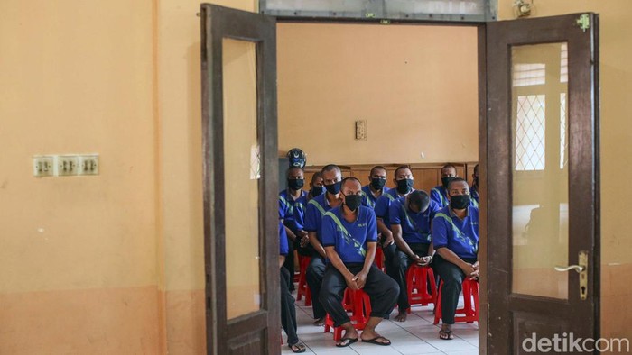 Asyik! 92 Warga Panti Sosial di Cipayung Akan Dapat e-KTP Sebanyak 92 warga binaan Panti Sosial Bina Laras Harapan Sentosa 2 Budi Murni, Cipayung, Jakarta, melakukan perekaman e-KTP. Kegiatan ini untuk keperluan pelayanan kesehatan.