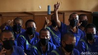 Warga panti sosial ini sangat antusias mengikuti perekaman data diri.