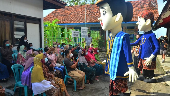 Minyak goreng tengah diburu masyarakat setelah sempat langka di pasaran. Program vaksinasi COVID-19 di Kudus ini pun sediakan minyak goreng gratis untuk warga.