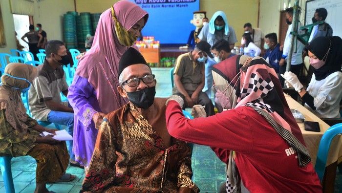Minyak goreng tengah diburu masyarakat setelah sempat langka di pasaran. Program vaksinasi COVID-19 di Kudus ini pun sediakan minyak goreng gratis untuk warga.
