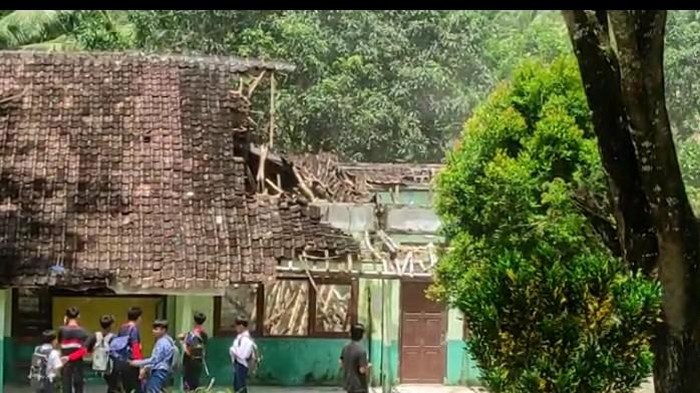 Atap bangunan MTsN 5 Lebak Desa Cisampih, Kecamatan Banjarsari, Kabupaten Lebak, Banten, ambruk. (Foto: istimewa)