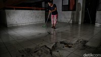 Abu batu bara membuat warga harus selalu menutup pintunya dan mengepel lantai lebih sering untuk meminimalisir polusi.  