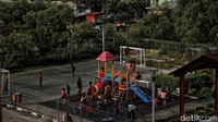 Anak-anak bermain di RPTRA dengan resiko terpapar polusi abu batu bara.