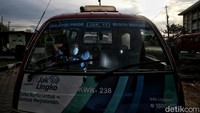 Salah satu angkutan umum beristirahat di tengah resiko abu batu bara.