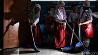 Polusi itu menyebabkan lingkungan rusun penuh dengan debu atau abu batu bara dan bahaya untuk kesehatan.  