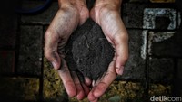 Salah satu pengurus di RPTRA Si Pitung Rusun Marunda memperlihatkan polusi debu batu bara sebagai bukti bahwa polusi ini sangat nyata.  