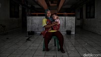 Menurut keterangan warga, banyak penghuni mulai merasakan perih di mata dan batuk karena polusi abu batu bara yang hadir setiap hari di wilayah itu.  