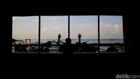 Pemandangan dari Rusun Marunda menunjukan pesisir pantai Jakarta. Debu batu bara beterbangan dari operasional batu bara.